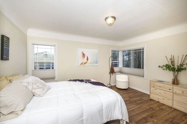 Building Photo - 3440 Oak Knoll Blvd