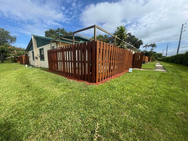 Building Photo - 1047 Manor Dr