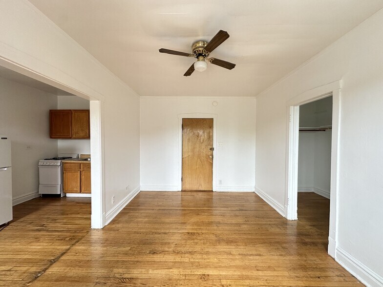Building Photo - 2432 N Linden Pl