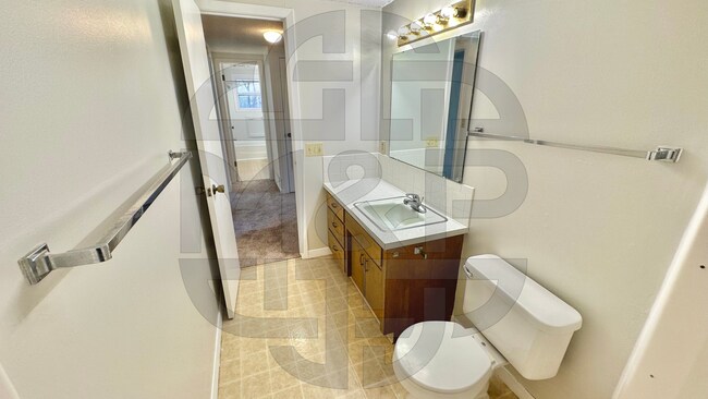 Building Photo - Edwards St Triplex