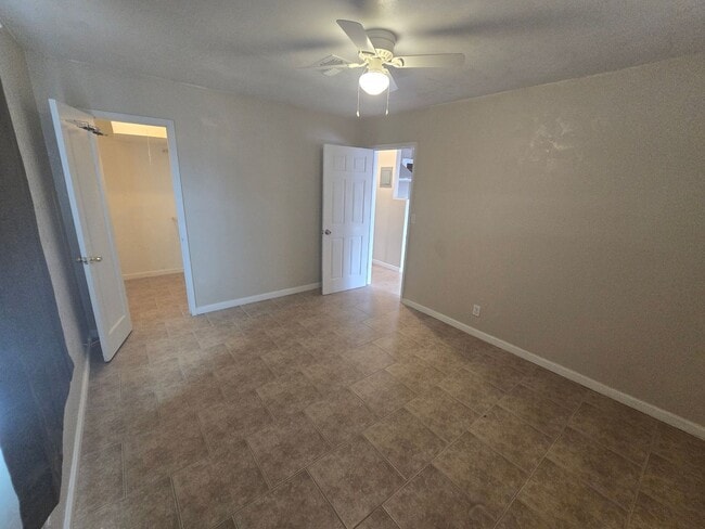 Building Photo - Spacious 3bd/1ba in a HUGE GATED Property!