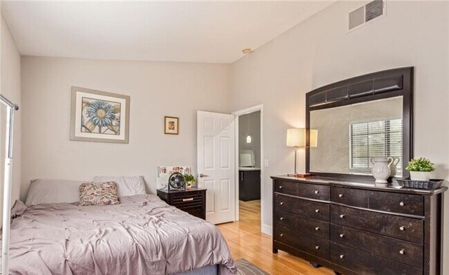 Building Photo - BEAUTIFULLY FURNISHED 2 BEDROOM CONDO