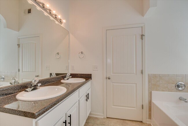 Building Photo - 476 Lory Ln