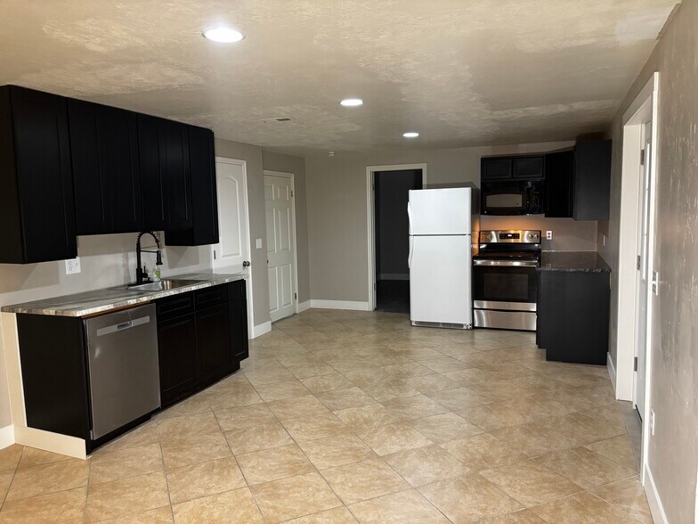 Building Photo - 1295 Riverview Dr