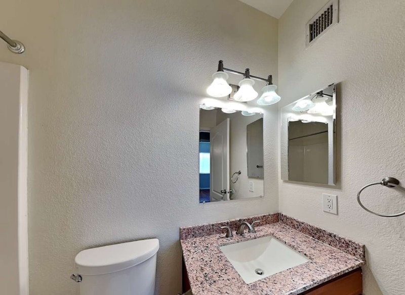 Building Photo - 2508 N Silverado