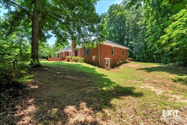 Building Photo - Amazing 4 Bedroom, 3 Bath Home With 2 Kitchens!