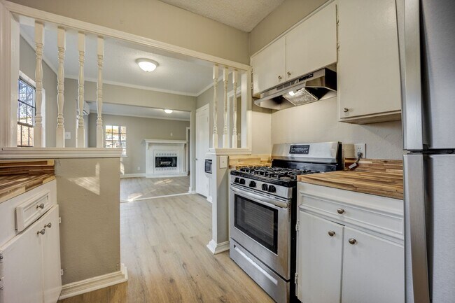 Primary Photo - Freshly Updated 3 Bedroom House