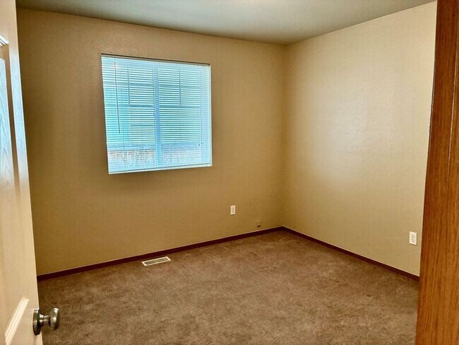 Building Photo - 292 Klinger St