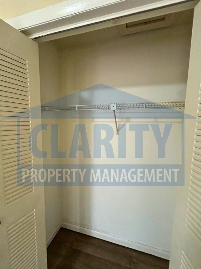 Building Photo - Two bedroom apartment! Great location!