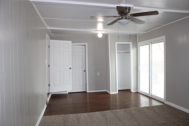 Building Photo - 305 W Lilac Ln