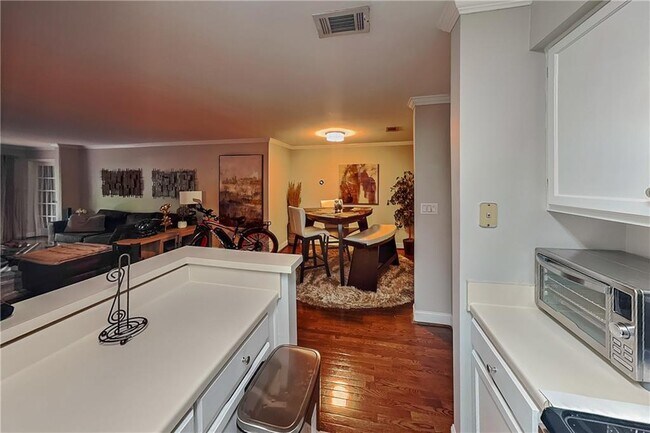 Building Photo - 3104 Pine Heights Dr NE