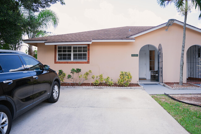 Primary Photo - 1425 Riverside Cir