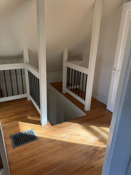 Building Photo - 619 Riverside Dr