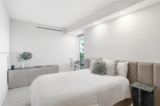 Building Photo - 2127 Brickell Ave