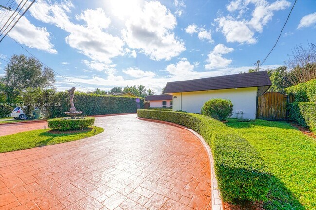 Building Photo - 5826 SW 17th St