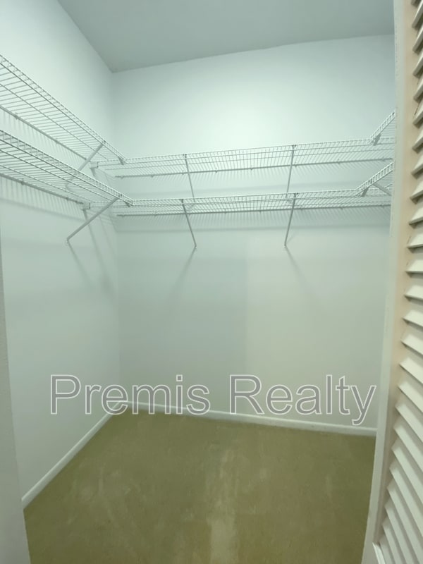 Building Photo - 642 Weathersfield Dr