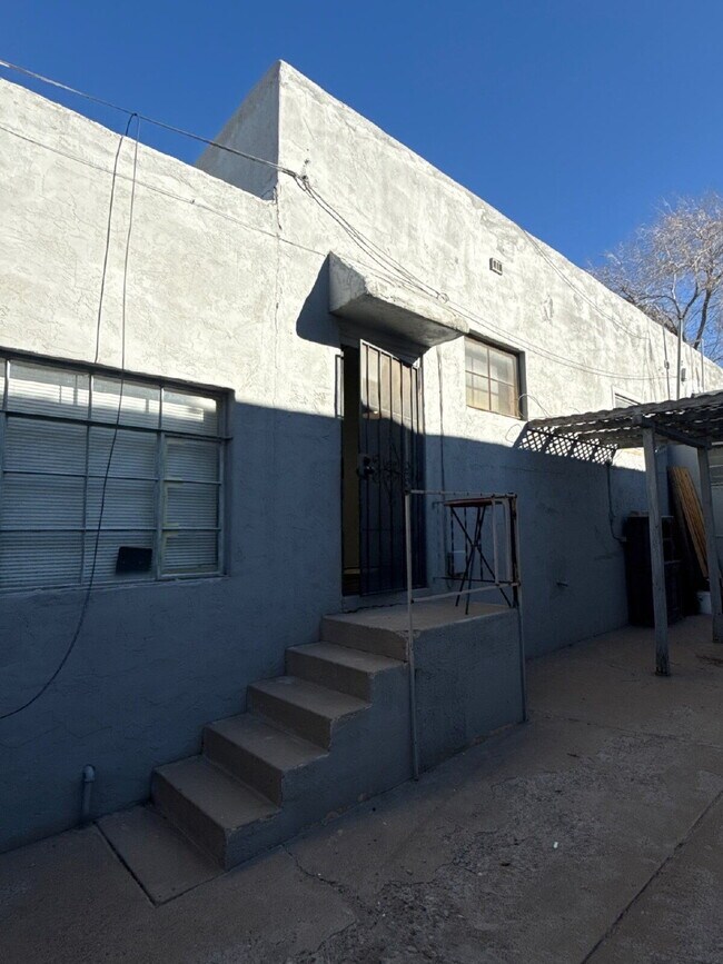 Building Photo - Great 1 bd apartment with private yard! Ridgecrest! Move in special!