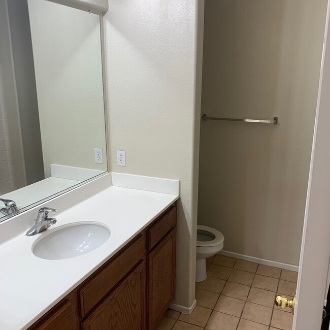 Building Photo - 4 BEDROOM VICTORVILLE HOME