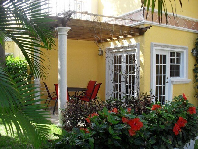 Building Photo - 600 Circle Dr