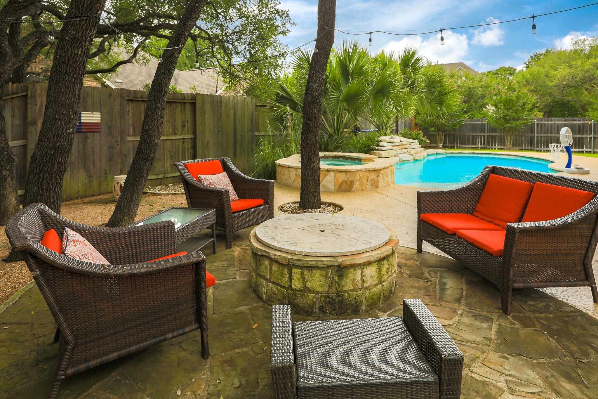 Building Photo - 2505 Lovett Ln