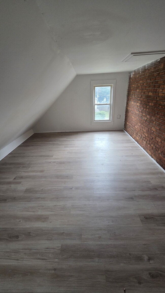Building Photo - 3 Bedroom with Finished Attic Space/4th Room!