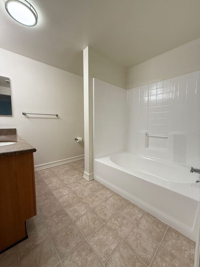 Building Photo - 2 Bed/2 Bath Condo available at Union Square!