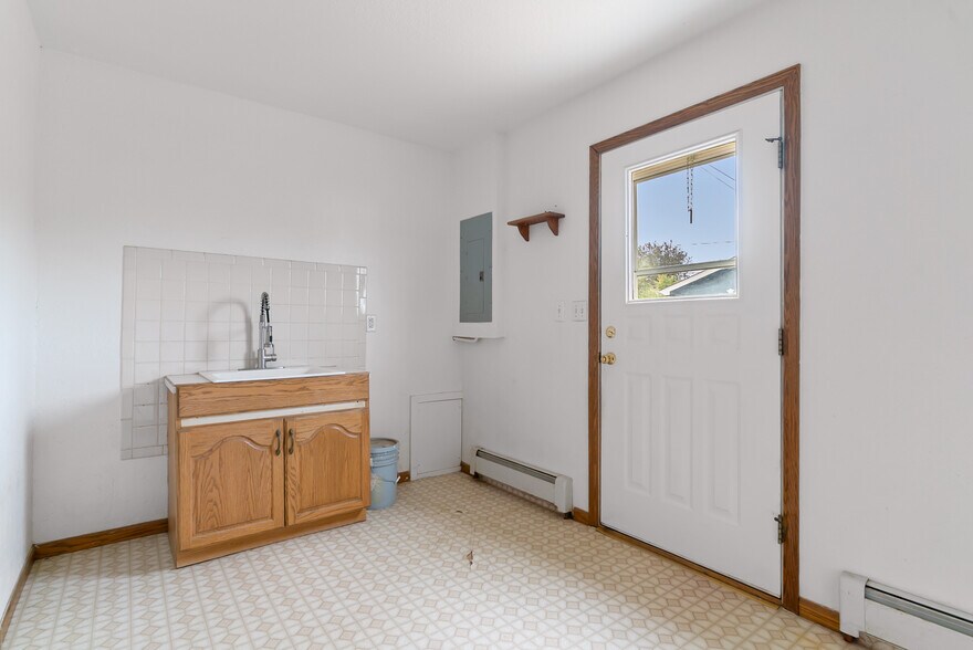 Mud Room - 175 N 10th Ave