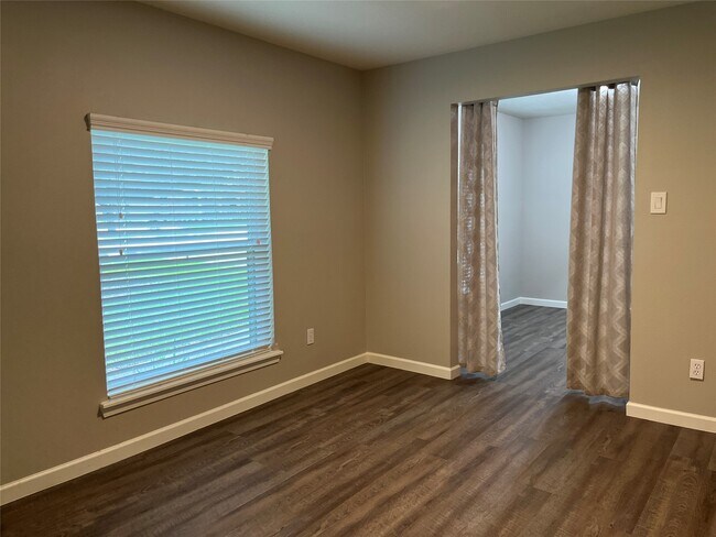 Building Photo - 304 S Shadowbend Dr
