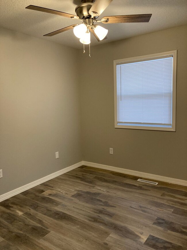 Building Photo - Newly updated 3 bedroom 2 bathroom townhome