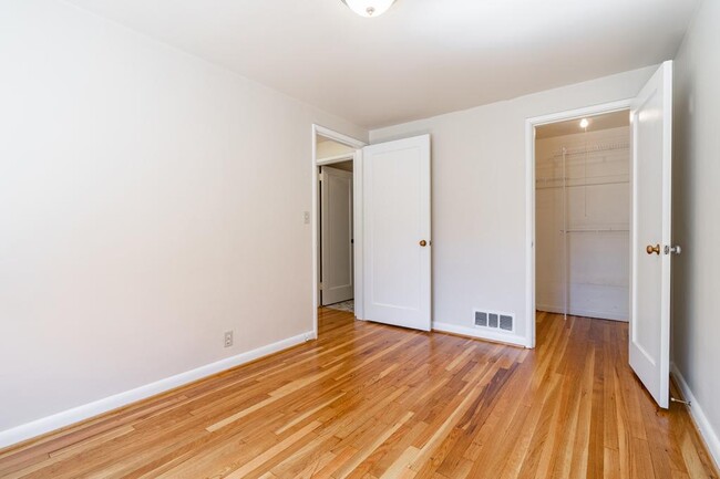 Building Photo - Boylston Court - 1 bedroom