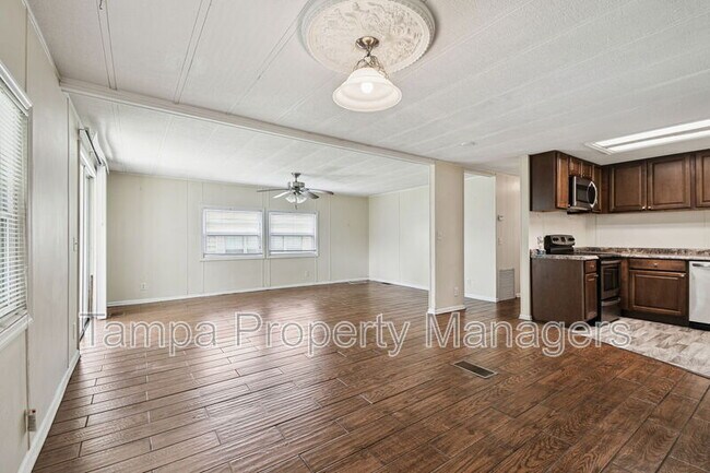 Building Photo - 242 Country Ln