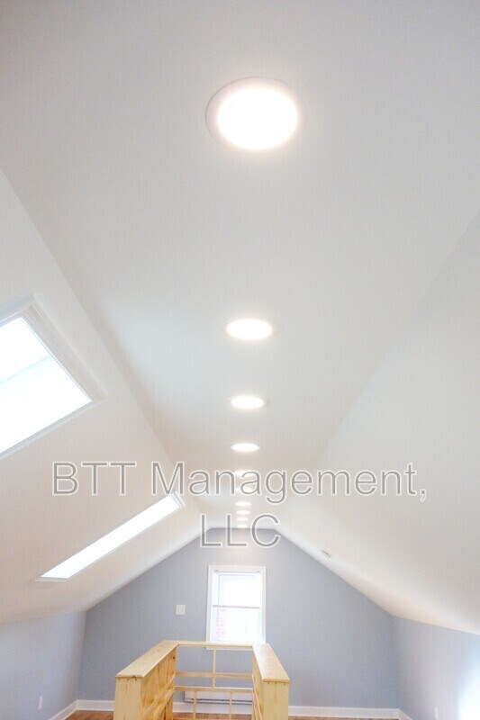 Building Photo - 907 Hudson Ave