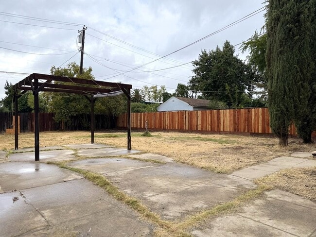 Building Photo - Endearing 3/1 Available!