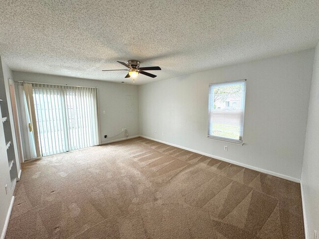 Building Photo - End unit Townhome in the heart of Chesapeake! Available Late July