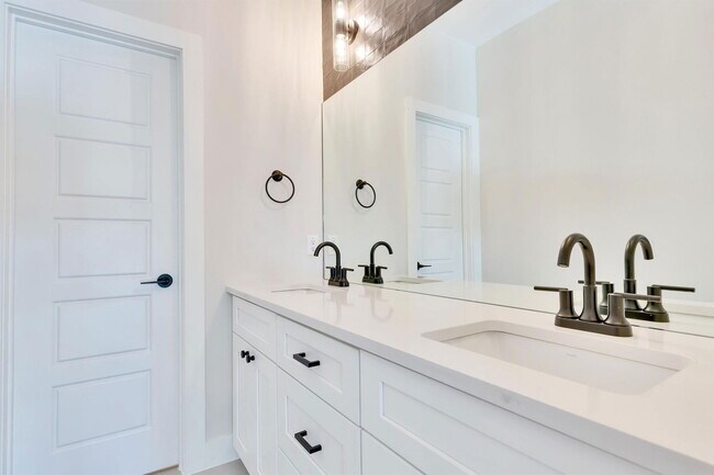 Building Photo - 1304 Minnie Dr