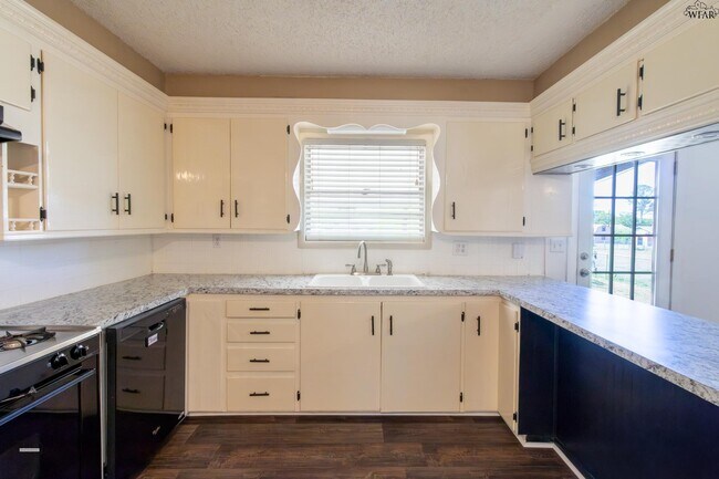 Building Photo - 501 W Texas Ave