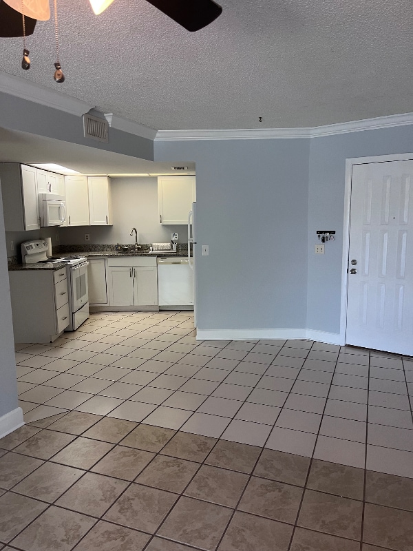 Building Photo - 2069 NE Collins Cir