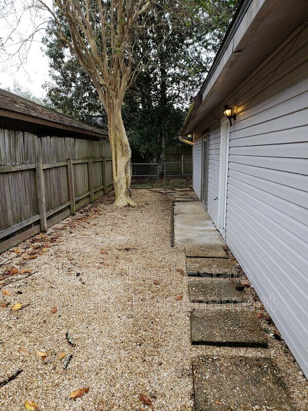 Building Photo - 509 Fox Run Ave
