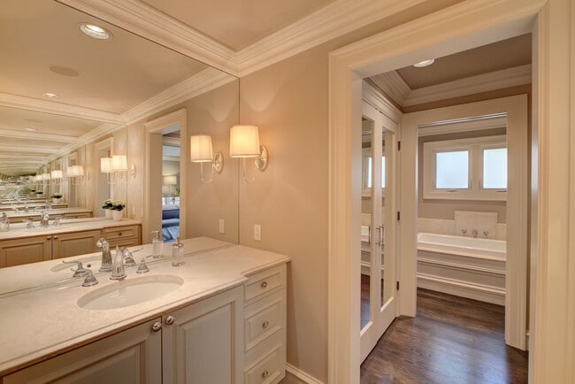 Building Photo - 5bd/4ba Medina Home