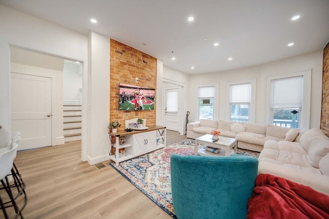 Building Photo - Massive 10 Bedroom Newly Renovated House P...