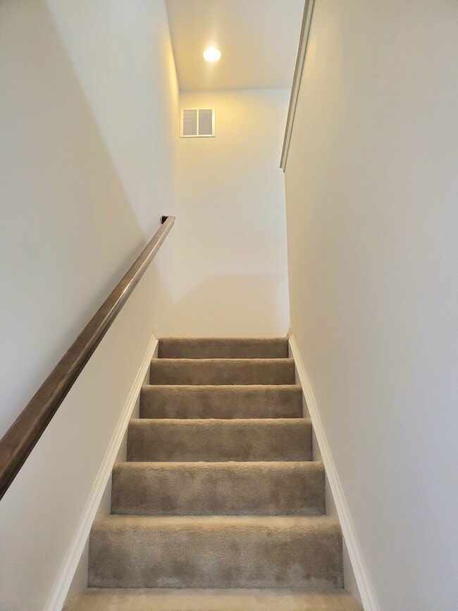 Building Photo - 135 Prado Ln