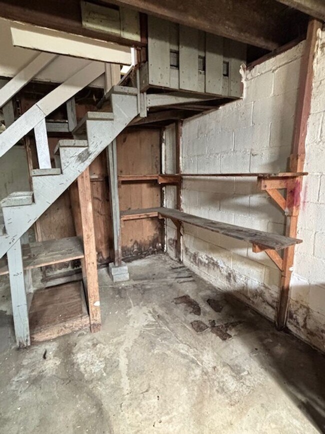 Building Photo - 925 Stanley Ave