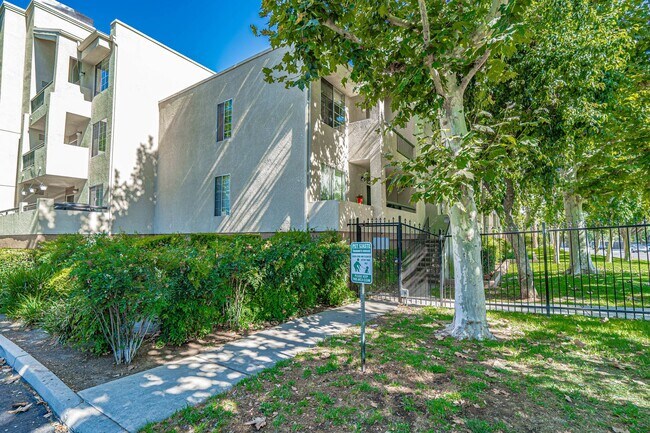 Primary Photo - Modern 1-Bedroom Condo with Resort-Style A...