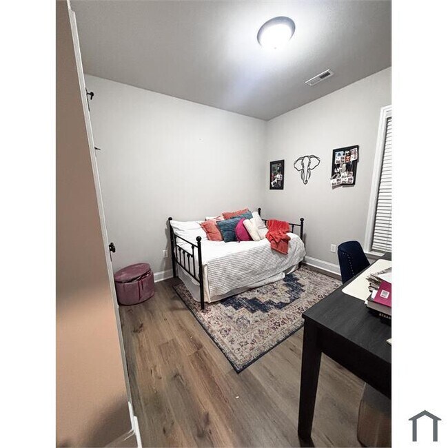 Building Photo - 127 Rita Ann Wy