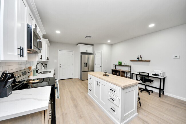 Building Photo - 2811 Winbern St