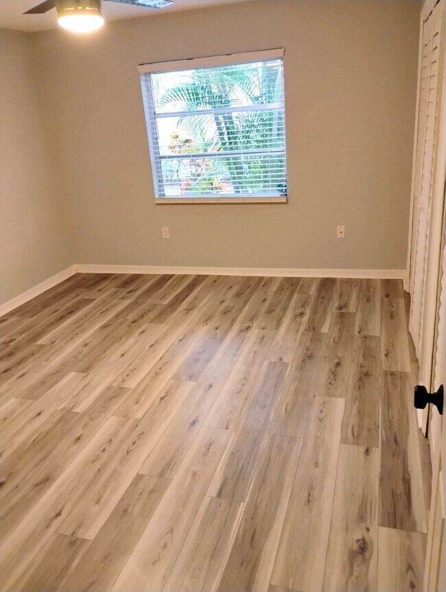 Building Photo - Charming 2-Bed/1-Bath First-Floor Condo in Gated Sarasota Community!