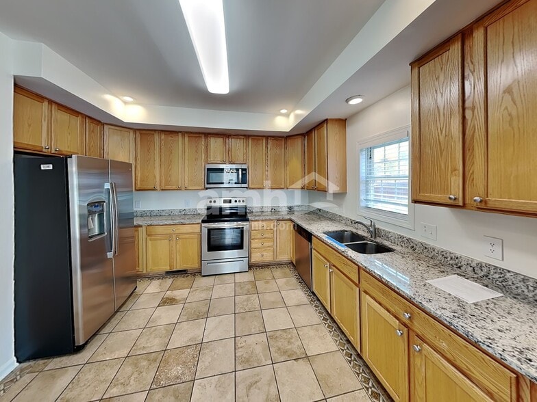 Building Photo - 1205 Chapmans Retreat Dr