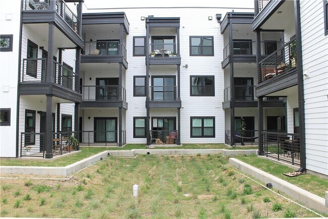 Building Photo - 3101 Govalle Ave