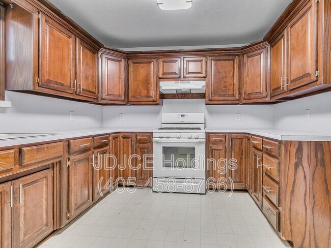 Building Photo - 122 W Marshall Dr