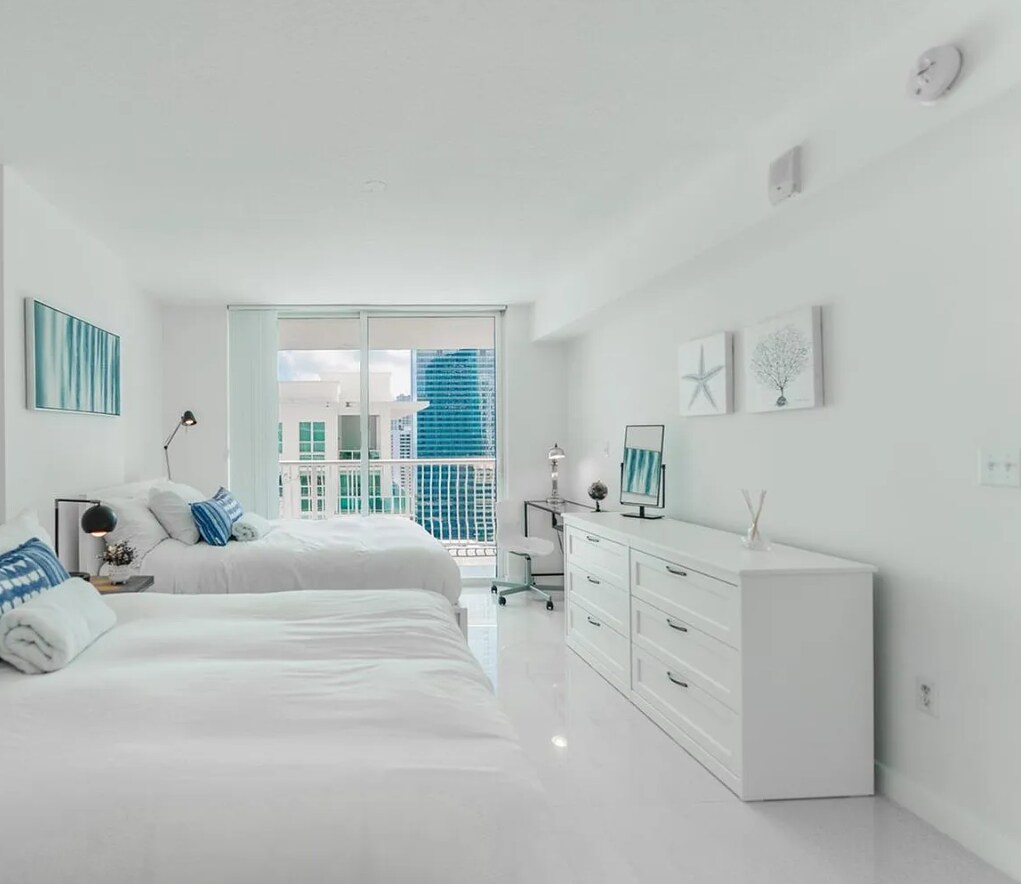 Building Photo - 1200 Brickell Bay Dr